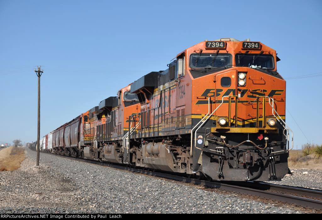 Manifest rolls east near the siding